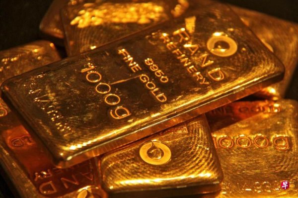 Moody s downgrades U.S. rating, dollar weakens gold prices rise