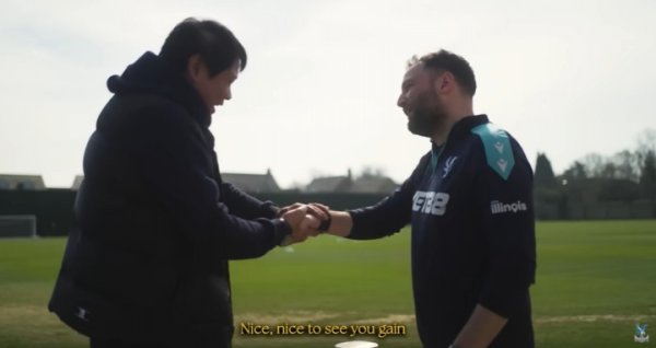 A reunion spanning 26 years! Fan Zhiyi met the boy who took a photo with him at the training ground of the Crystal Palace.