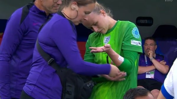 Take effect! England goalkeeper Hampton posted a 