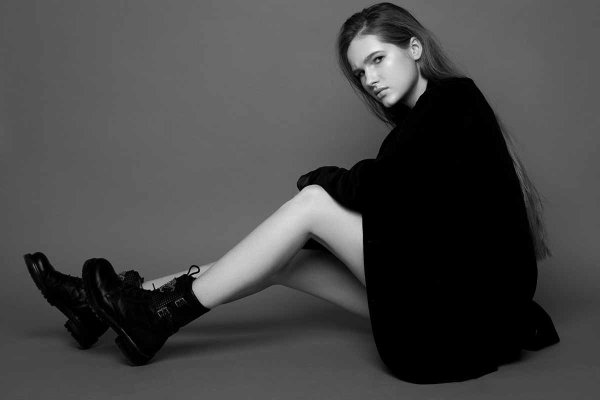 Are people who love black dressed in a proud and difficult to get close to? Psychologists reveal their true personalities