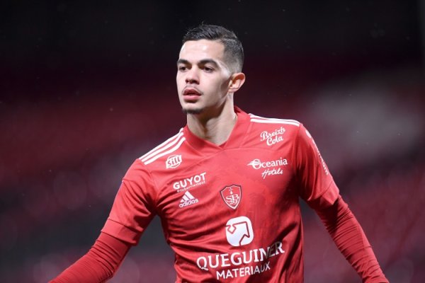 Romano: Bournemouth midfielder Favre will join Breed on loan