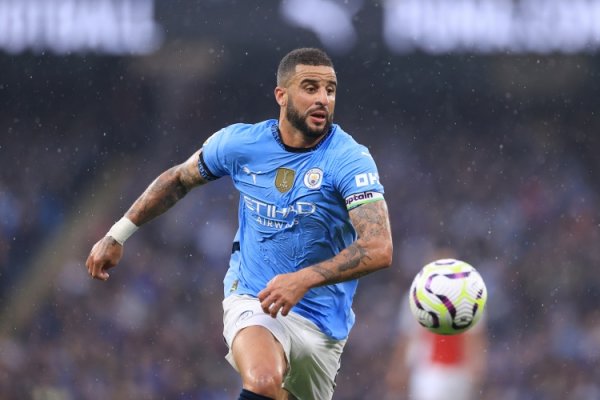 Former captain! Walker returns to Etihad Stadium and is warmly welcomed by Manchester City players and fans